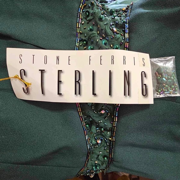 Gorgeous floor length emerald green gown with beautiful beadwork on the waist. - Picture 9 of 11